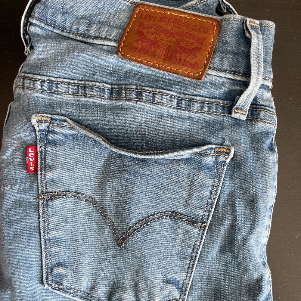 Blue Levi’s skinny jeans